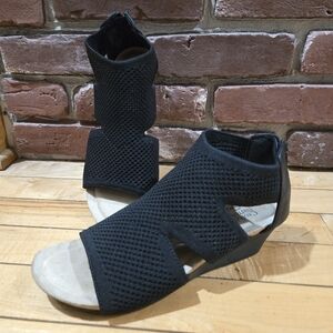 CROFT & BARROW - WEDGE HEEL 1 1/2" -  OPEN TOE SANDAL - BLACK SIZE 7 1/2M